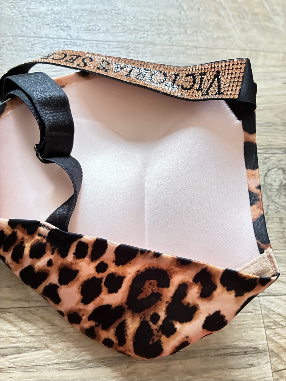 Victoria Secret 2 Satin Bombshell Plunge Bras Leopard Print Logo Shine Strap - Picture 11 of 16